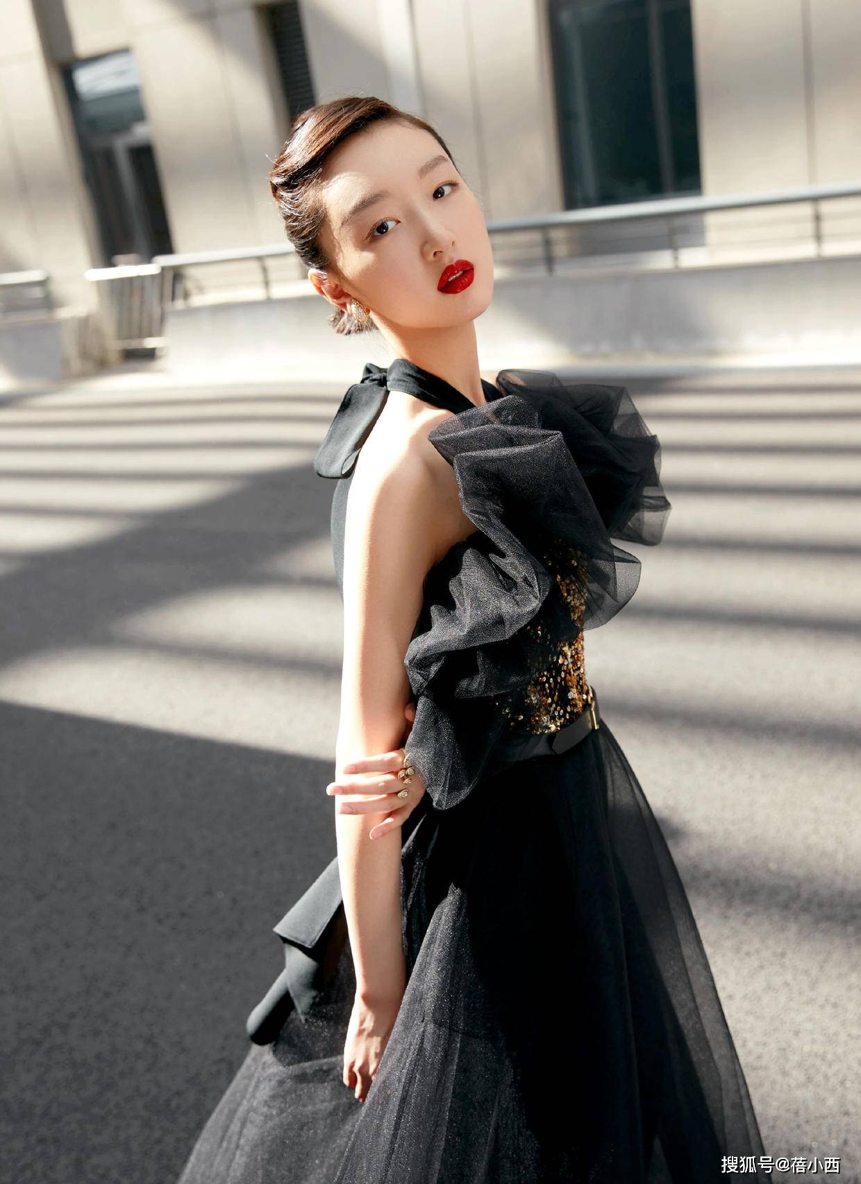 注入 周冬雨的气质藏在骨子里,穿黑色挂脖亮片裙亮相,一般人驾驭不了