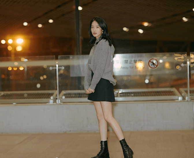 颜色 杨采钰自带贵气，穿卫衣也能拥有法式风的优雅，配鲨鱼裤挺个性的