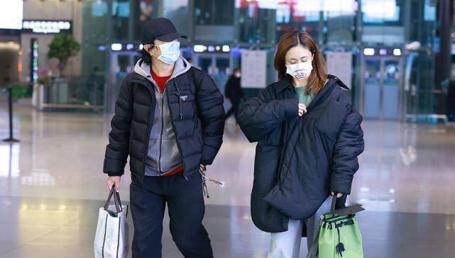 老公 刘芸在老公身边像个孩子，穿宽大棉服系错扣，意外显得挺有个性