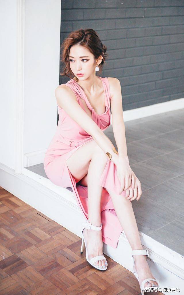 设计 早春季节怎么穿？浅粉色连衣裙优雅甜美，扭结造型更显别致