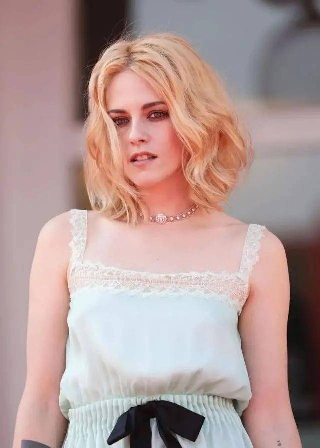 漂亮|《斯宾塞》上映,人间扳手克里斯汀身材诱惑,“维纳斯的酒窝”也太醉人了