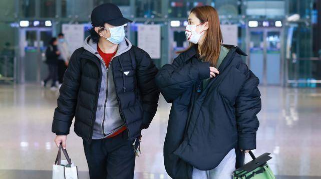 老公 刘芸在老公身边像个孩子，穿宽大棉服系错扣，意外显得挺有个性