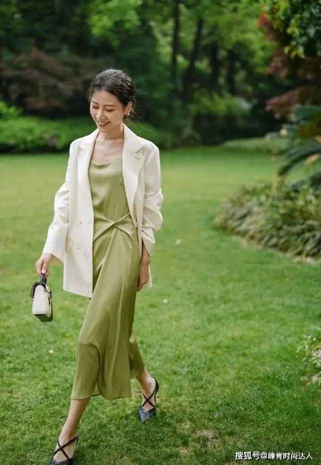 饱和度 奔40岁的女人,不要总穿黑白灰,多穿这3个“高级色”减龄又时髦