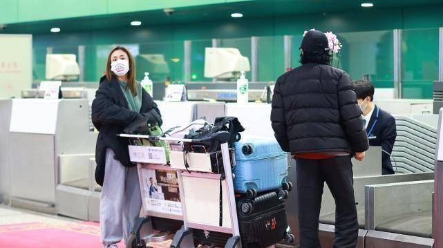 老公 刘芸在老公身边像个孩子，穿宽大棉服系错扣，意外显得挺有个性