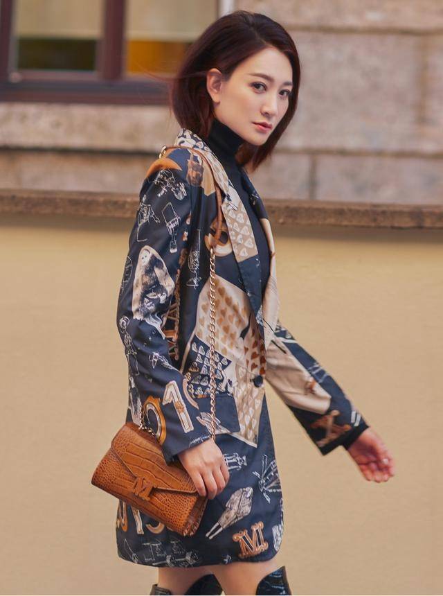 卫衣 李小冉这气质绝了,搭配面包羽绒服也藏不住美,这颜值太“抗打”