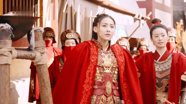 身份地位的象征在军队中,披风就是战袍,这是对一名将军身份地位能力的