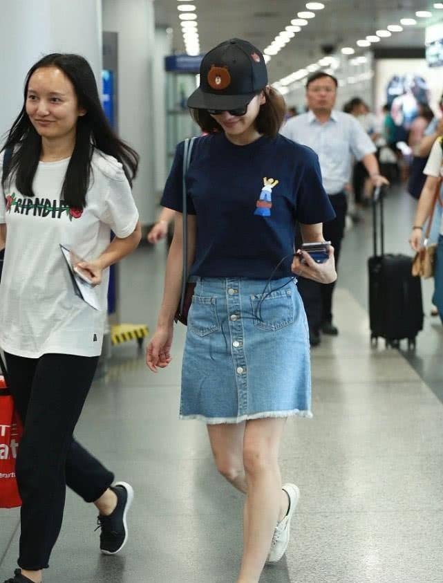 样子 刘诗诗穿深蓝色短袖T恤，搭一款牛仔裙，还是简单穿美一点！