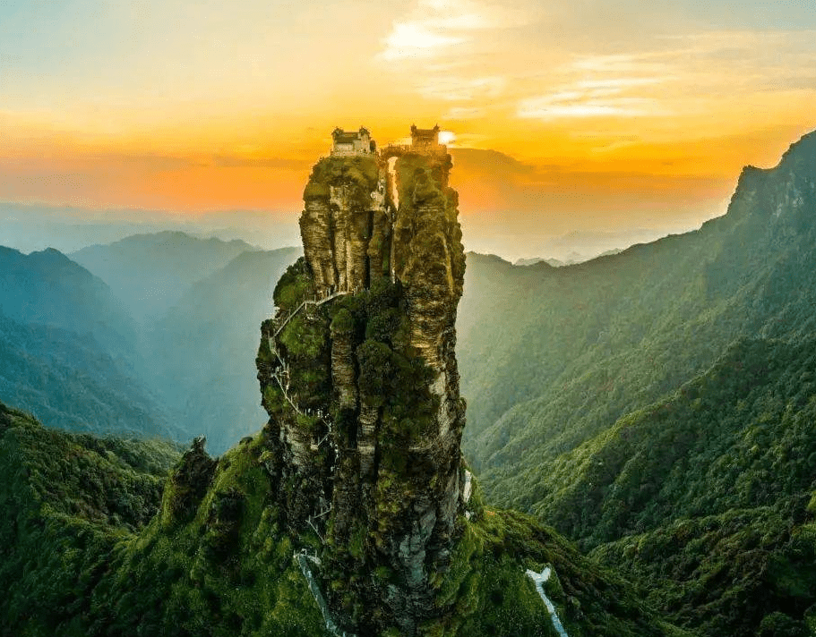 贵州梵净山金顶，横跨两座山峰的寺庙，依靠悬空两千多米石桥相连