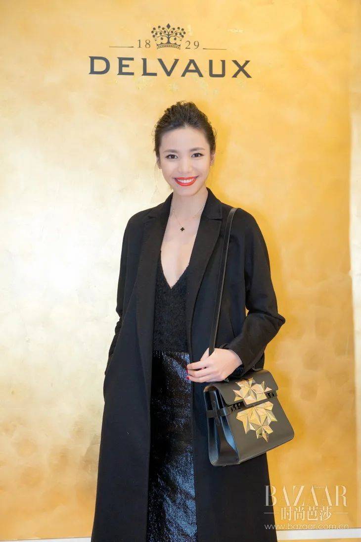 原创linda李静穿着一字肩上衣超美雪肤玉貌太性感靓丽