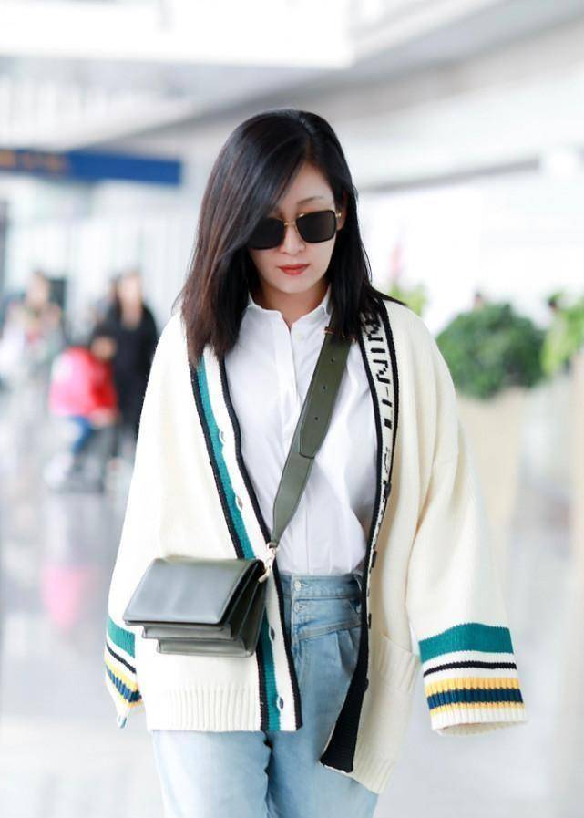 整体 冬天里怎能没有针织衫?学秦海璐的针织衫造型,优雅知性还减龄