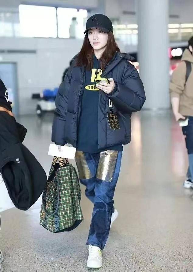 卫衣 李小冉这气质绝了,搭配面包羽绒服也藏不住美,这颜值太“抗打”