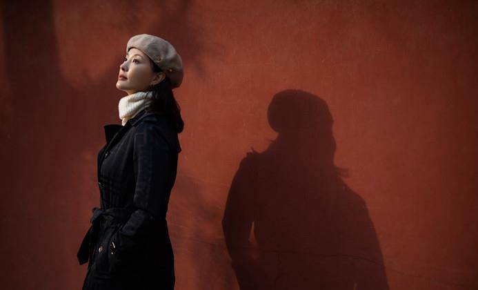 风衣 央视主持刘芳菲打卡北京城，穿黑风衣配贝雷帽，站城墙外韵味十足