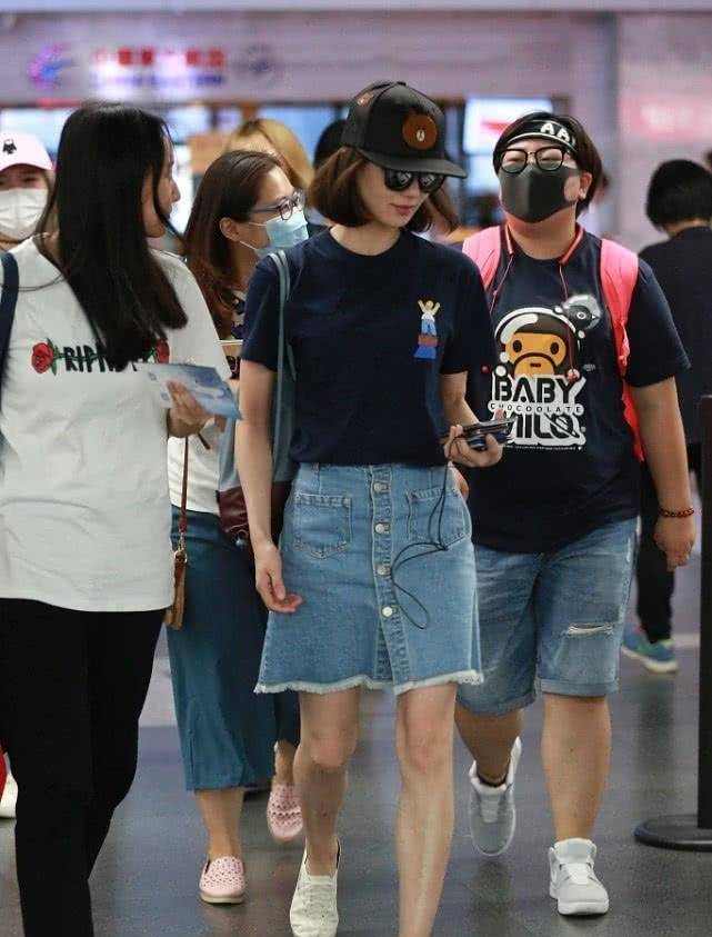 样子 刘诗诗穿深蓝色短袖T恤，搭一款牛仔裙，还是简单穿美一点！