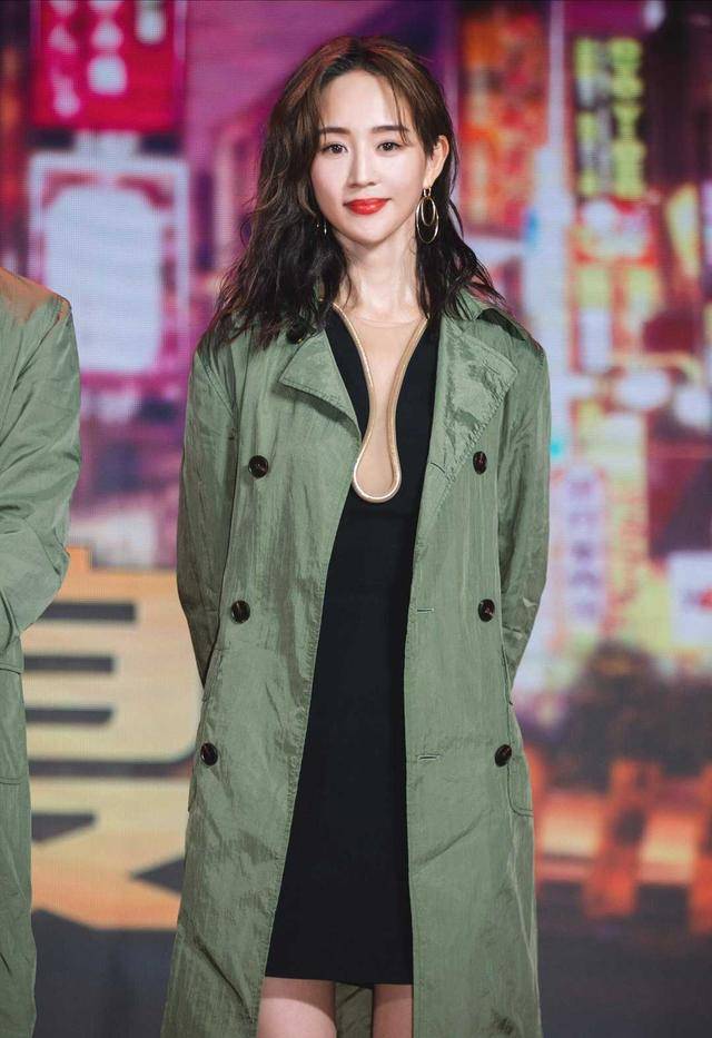 身材 张钧甯气质惊艳，卷发搭配白色连衣裙华丽大气，女人味十足
