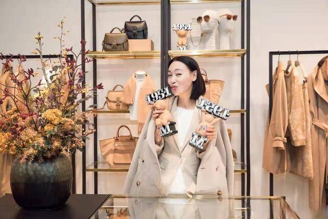 大衣 61岁惠英红不服输，大衣配西装走潮流风，衣品人品双在线