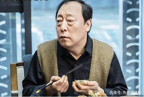 因为|60岁倪大红近照，隐瞒了30年的才女老婆，原来是我们熟悉的她