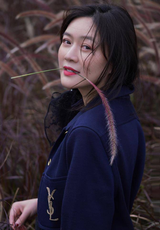 魅力 田海蓉真会选场所！穿黑西装芦苇荡拍片太明智，咬芦苇草美上三分