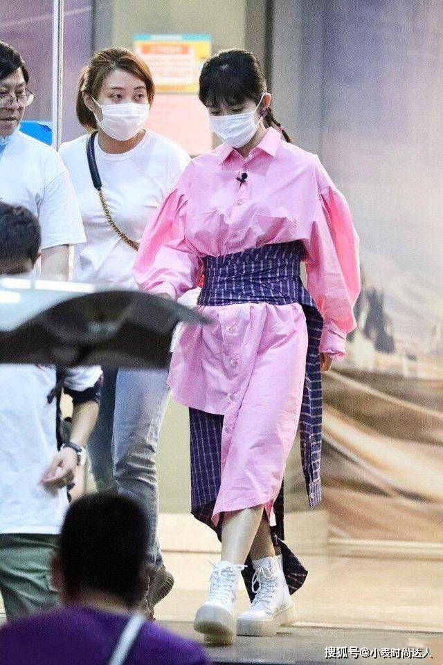 帆布鞋 谢娜玩起了“混搭风”，衬衣裙+马丁靴又美又飒，看着不像孩子妈