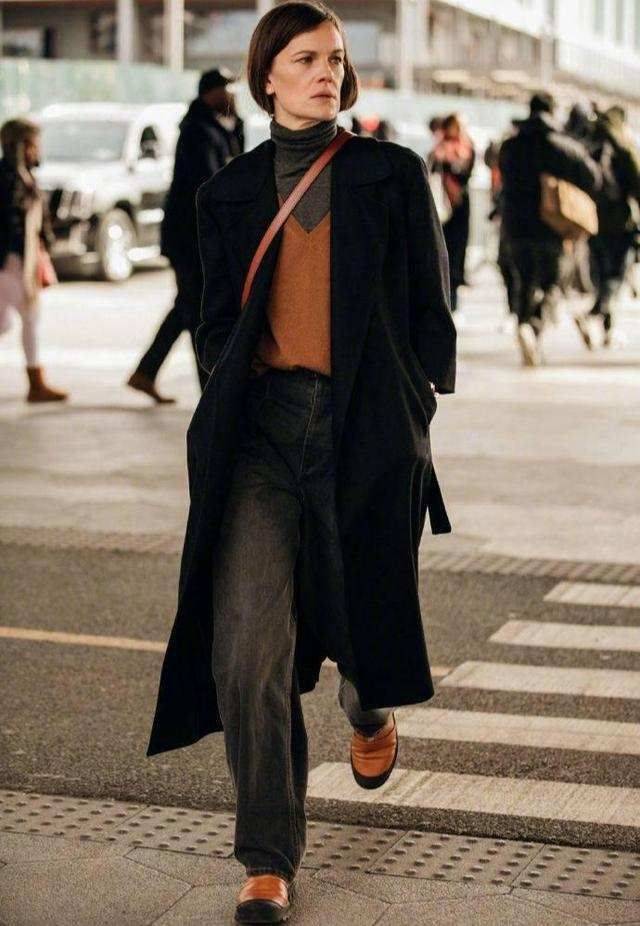 整体 “大衣+高领毛衣”才适合中年女人,5种叠穿方案,时髦整个冬天