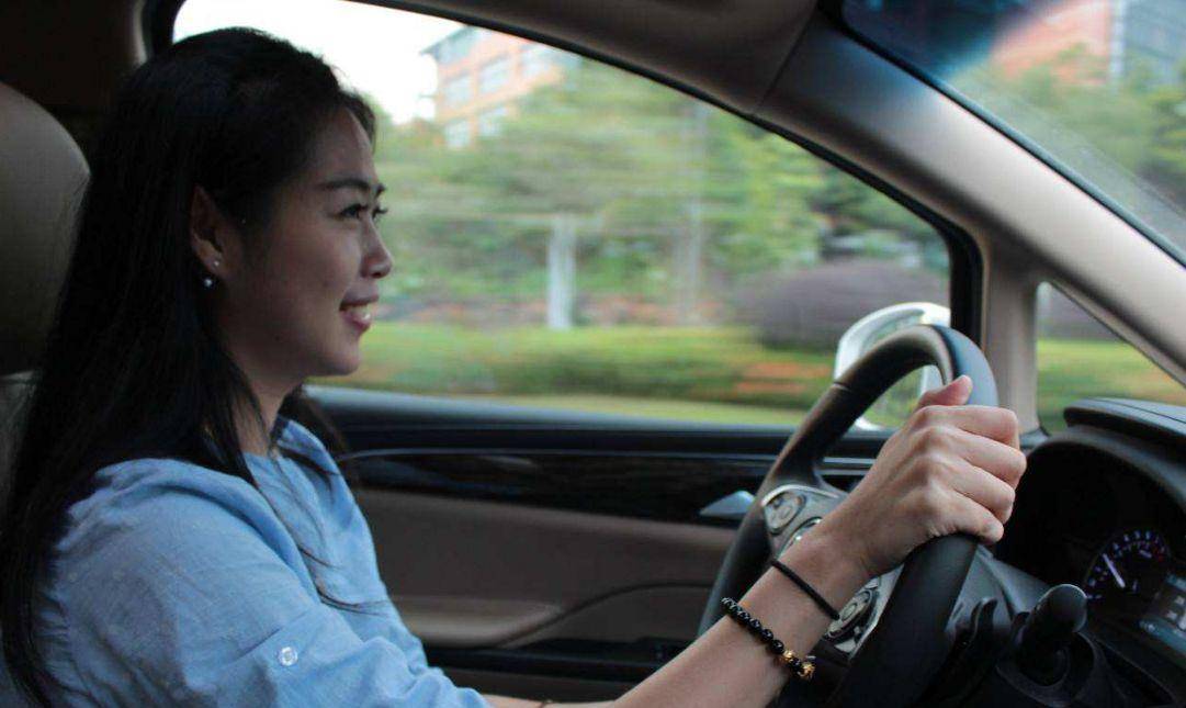 老司机开车打方向盘视频 b58efd2de533449ca115b880915c7037.jpeg