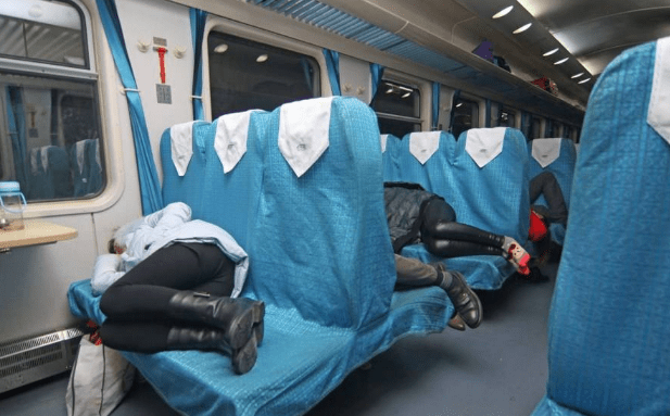 原创女子火车上睡觉突然感觉腿部冰凉接下来的动作是伤人不轻啊