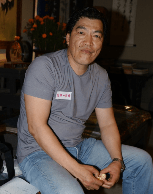 成奎安孙子车祸去世,长子与近百亲友烧香拜祭,场面伤感令人唏嘘_成