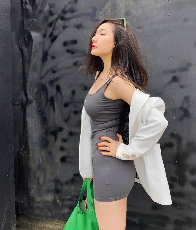 袜子 今天的混搭风，包包、墨镜、袜子，高跟鞋都是亮眼的绿色元素