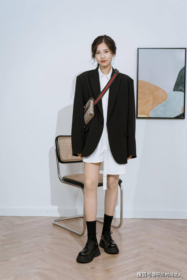 高跟鞋 最近流行的“西装+连衣裙”,这样穿又A又甜,还特显气质!