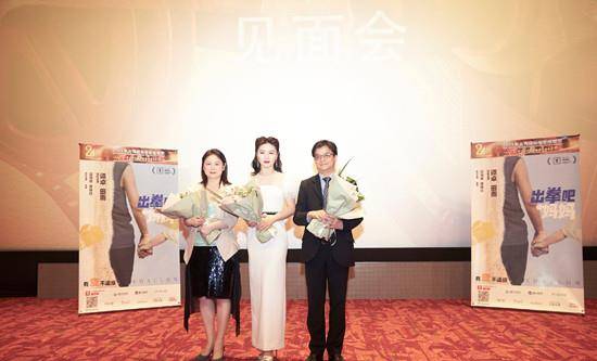 魅力 田海蓉真会选场所!穿黑西装芦苇荡拍片太明智,咬芦苇草美上三分