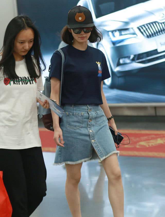 样子 刘诗诗穿深蓝色短袖T恤，搭一款牛仔裙，还是简单穿美一点！