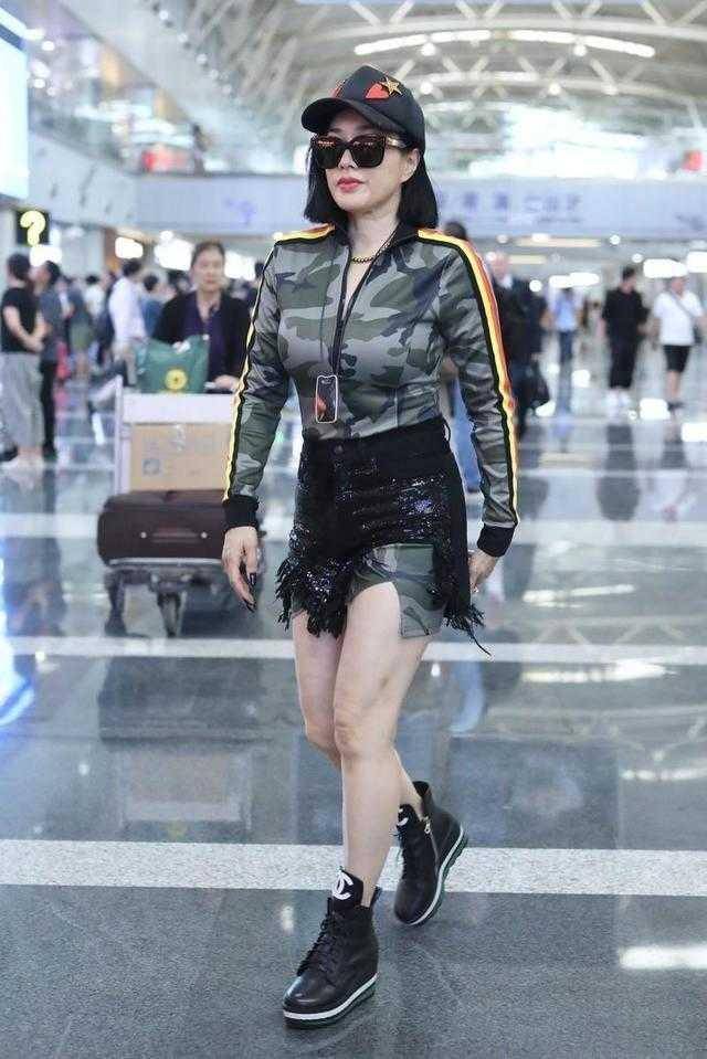 身材 钟丽缇这身材比例惊人，身穿无袖亮片连衣裙凹凸感十足，魅力十足