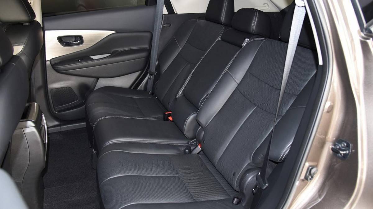 空间日产楼兰空间表现较为宽敞,腿部和头部空间都还有一定的距离,完全