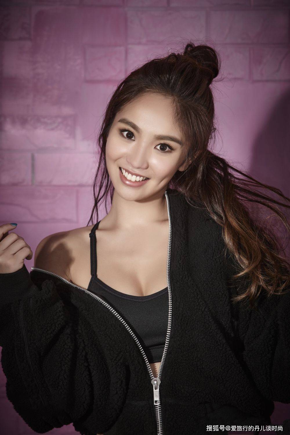 黑色 90后小花陈芳语身材好，衣品也很高，每一套穿搭都很高级
