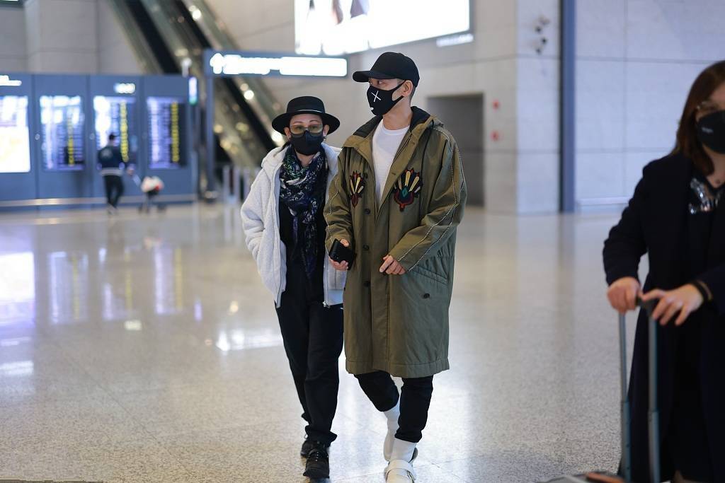 廓形 赵文卓夫妇现身,50岁打扮清爽似少年,与小9岁妻子同框似姐弟