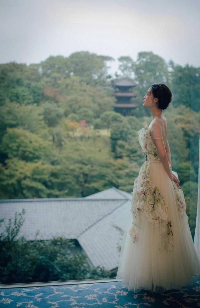 仙女 李沁仙女气质十足,编发造型搭配白色露背连衣裙,秒变神仙姐姐