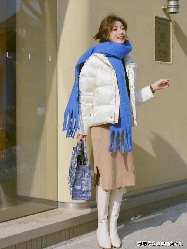 冬日 冬天穿裙子，关键还得会搭配才行，半身裙配靴子轻松穿出冬日时尚