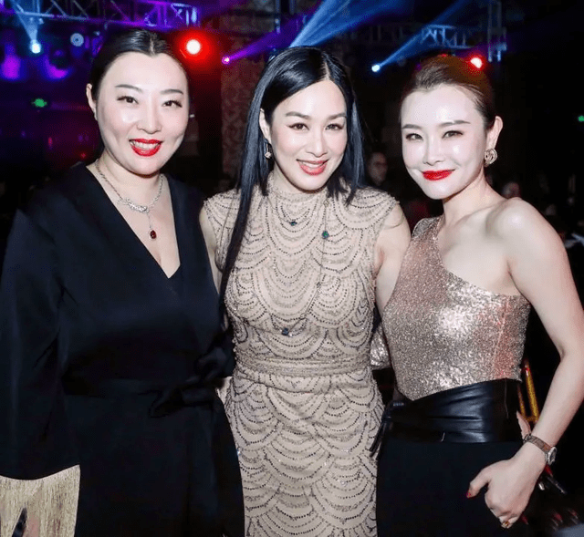 身材 钟丽缇这身材比例惊人，身穿无袖亮片连衣裙凹凸感十足，魅力十足