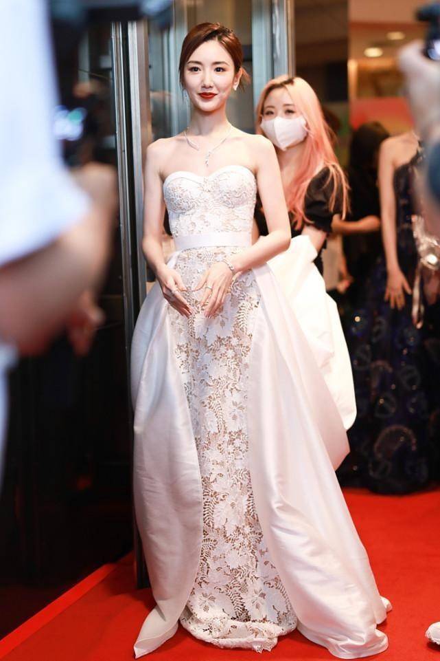 身材 毛晓彤真适合复古装，穿蕾丝裙分不清内衬和肌肤，看着得太撩人了