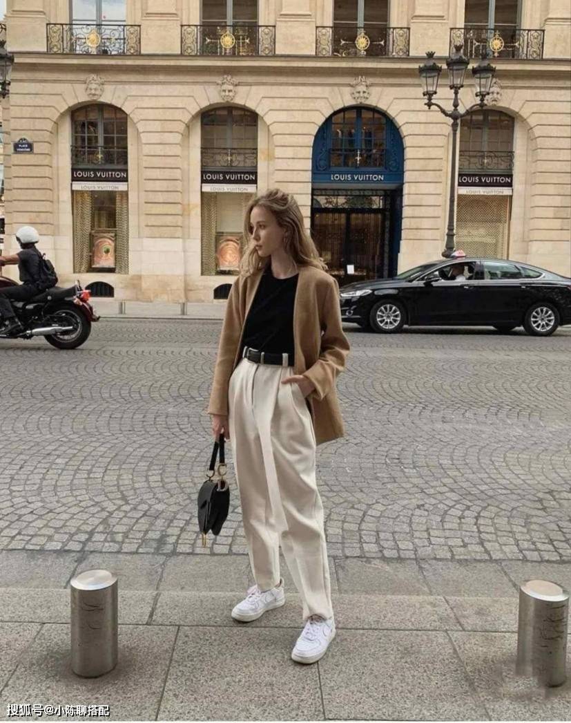 轮廓 今冬流行“大衣+烟管裤”,简约时髦,普通人也能穿出好气质