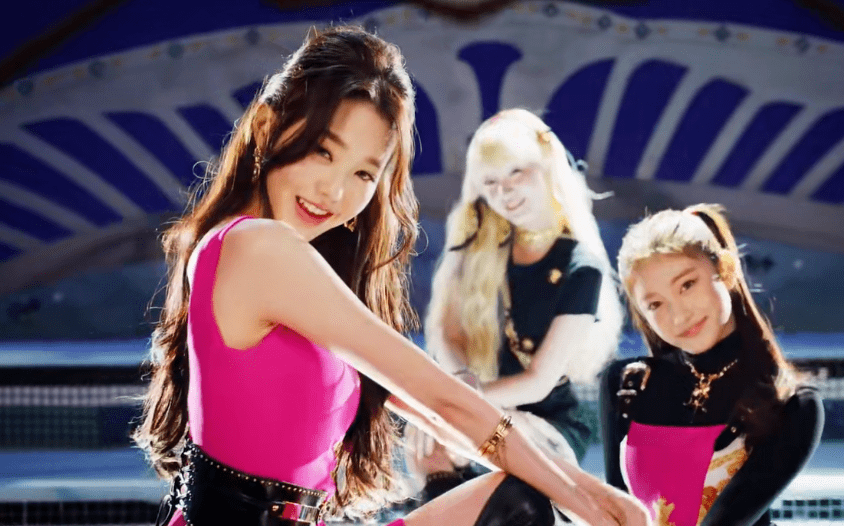 韩国女团舞蹈动作令人不适又咬手指又趴地最小成员才14岁