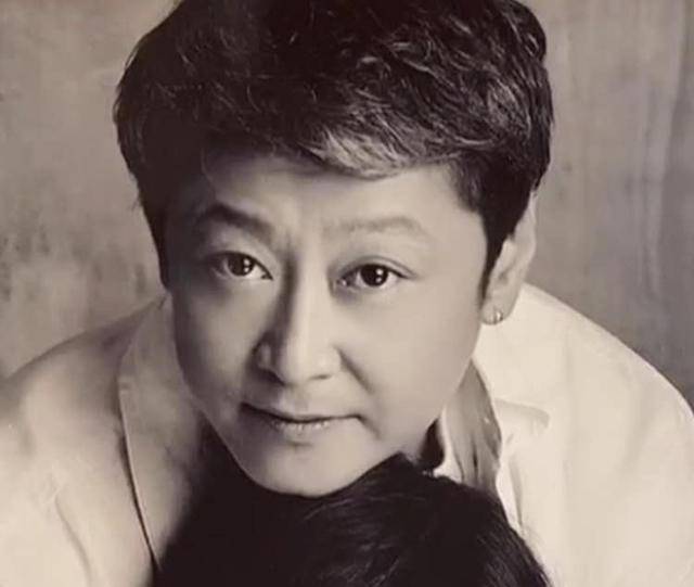 黑色 洪晃晒老公近照!打耳钉比前夫陈凯歌时髦,女儿更潮染渐变绿头发