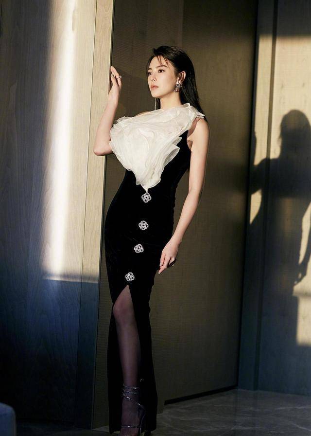 张雨绮 有种 “发育过猛”叫张雨绮,穿深V衬衫裙凹凸感十足,身材太绝了