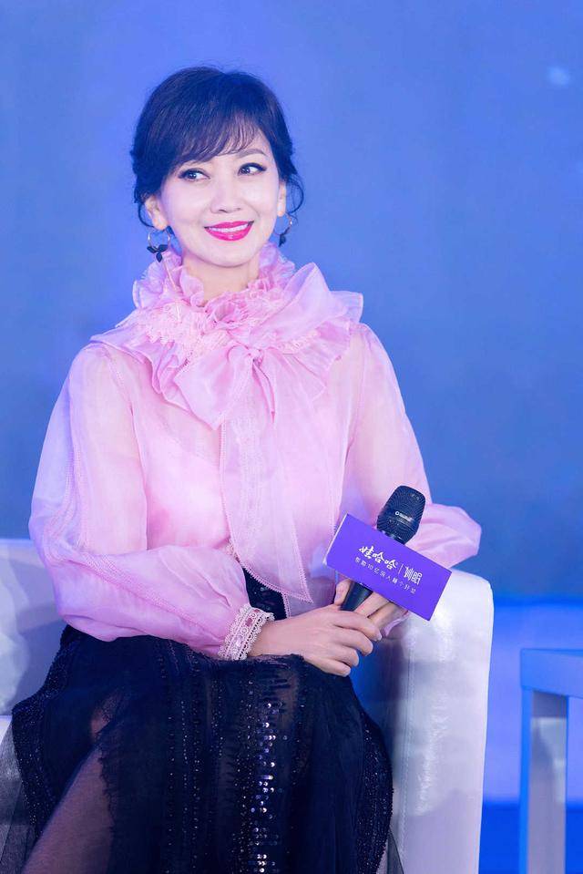 灯笼 赵雅芝越老越爱少女风！粉色灯笼袖衬衫搭配半身裙优雅减龄，真美