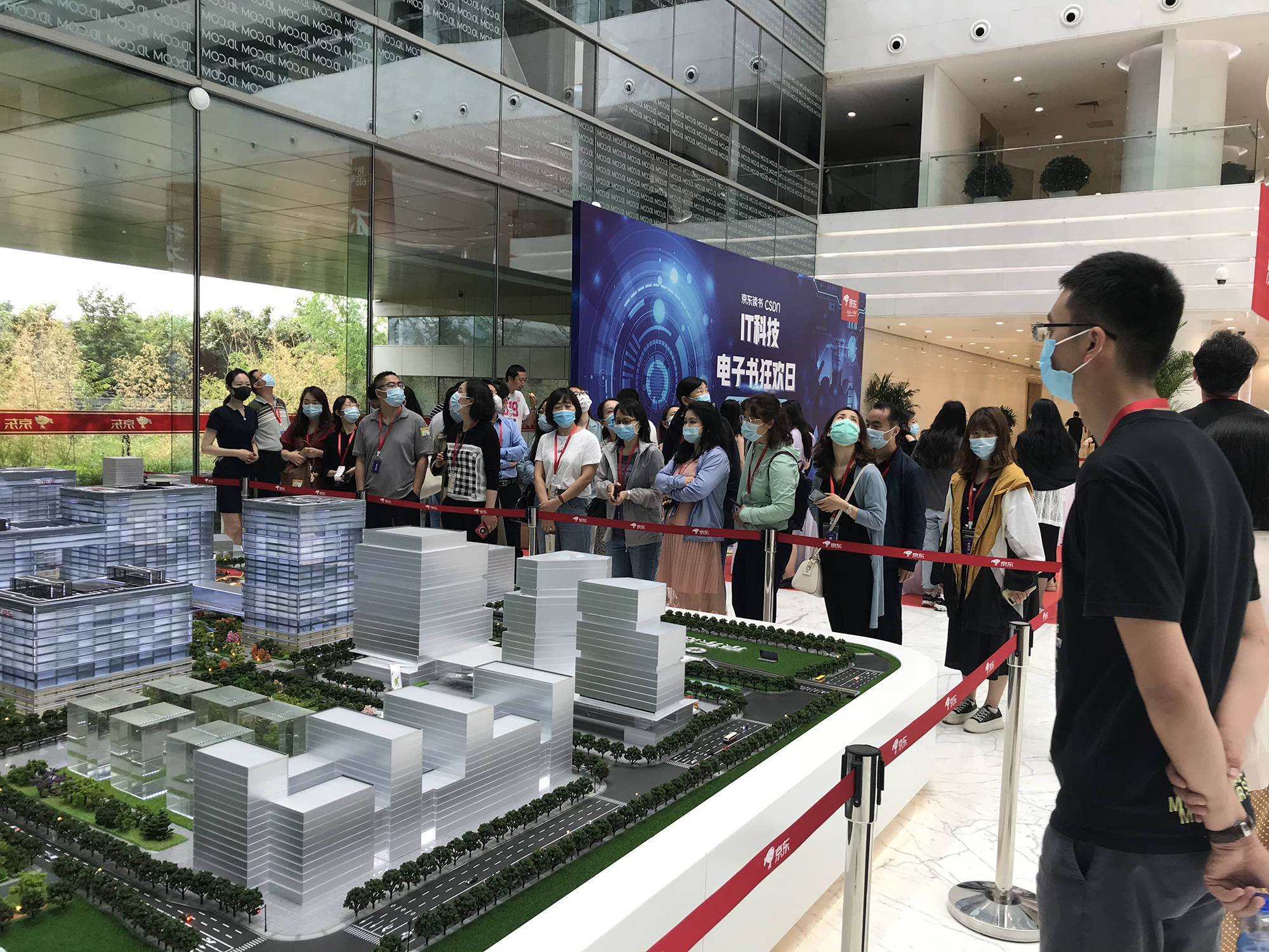 首先看到京东办公大楼有a,b,c3座大楼,我们陆续参观他们的各个部门的