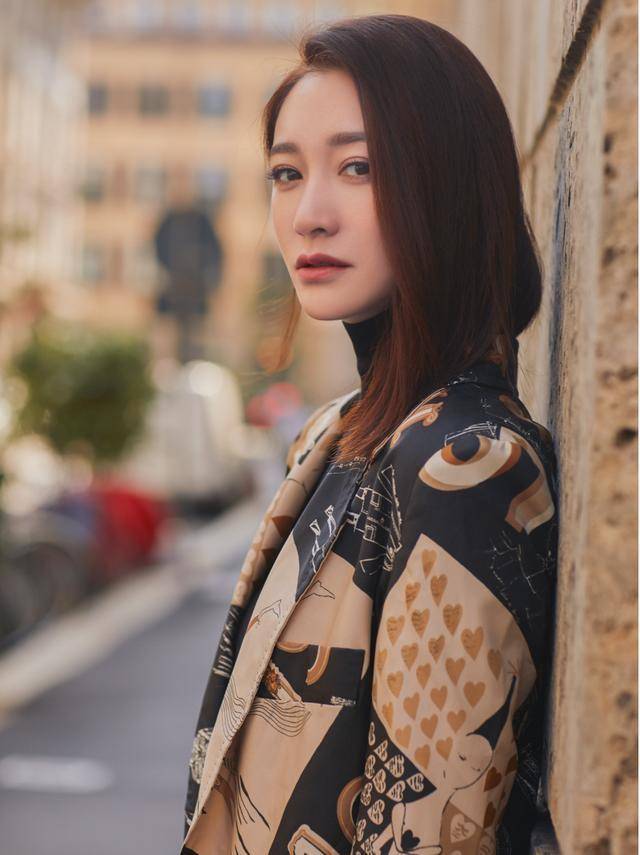 深棕色 43岁的李小冉气质“迷人”，身穿长款印花西服搭配高筒靴，美呆了