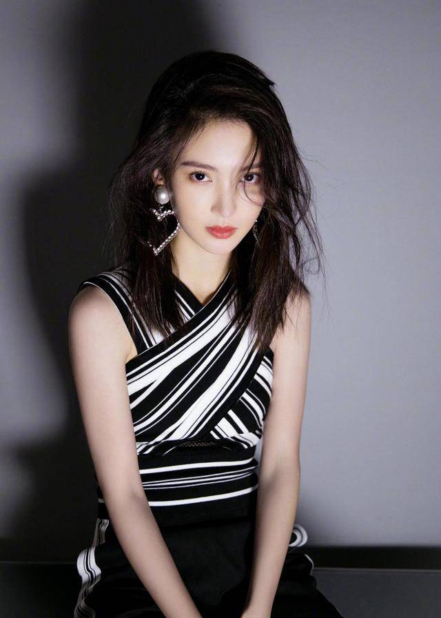 进行 29岁的金晨气质开挂!穿交叉设计上衣个性十足,故意秀蚂蚁腰撩人