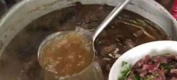 因为|大妈卖特色早餐，6元一份，出锅就抢光，每天限量，来晚的吃不到