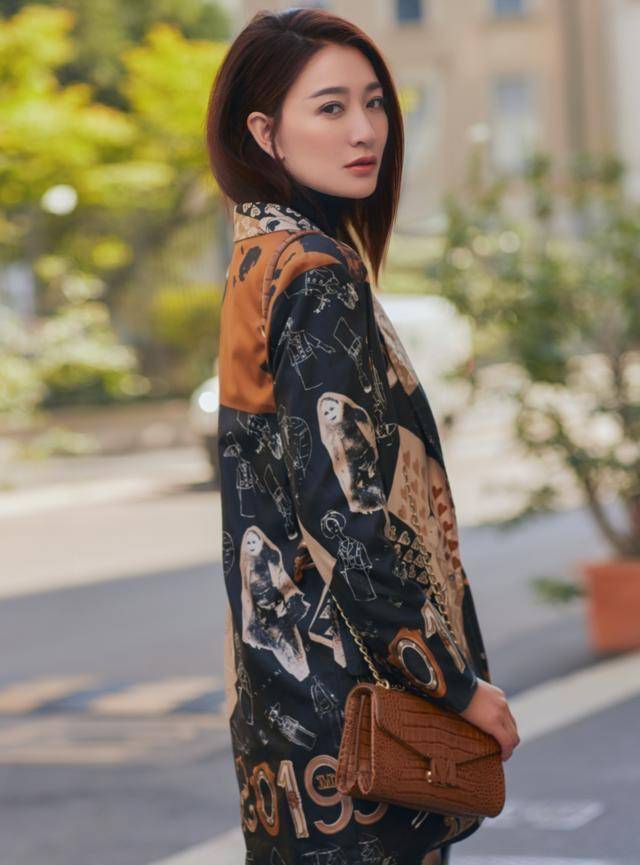 深棕色 43岁的李小冉气质“迷人”，身穿长款印花西服搭配高筒靴，美呆了