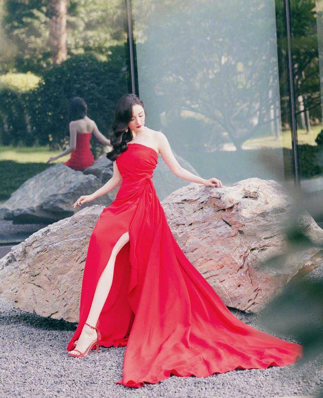 高跟鞋 有种“凹凸身材”叫杨幂，穿亮片包臀连衣裙凹凸感十足，身材绝了