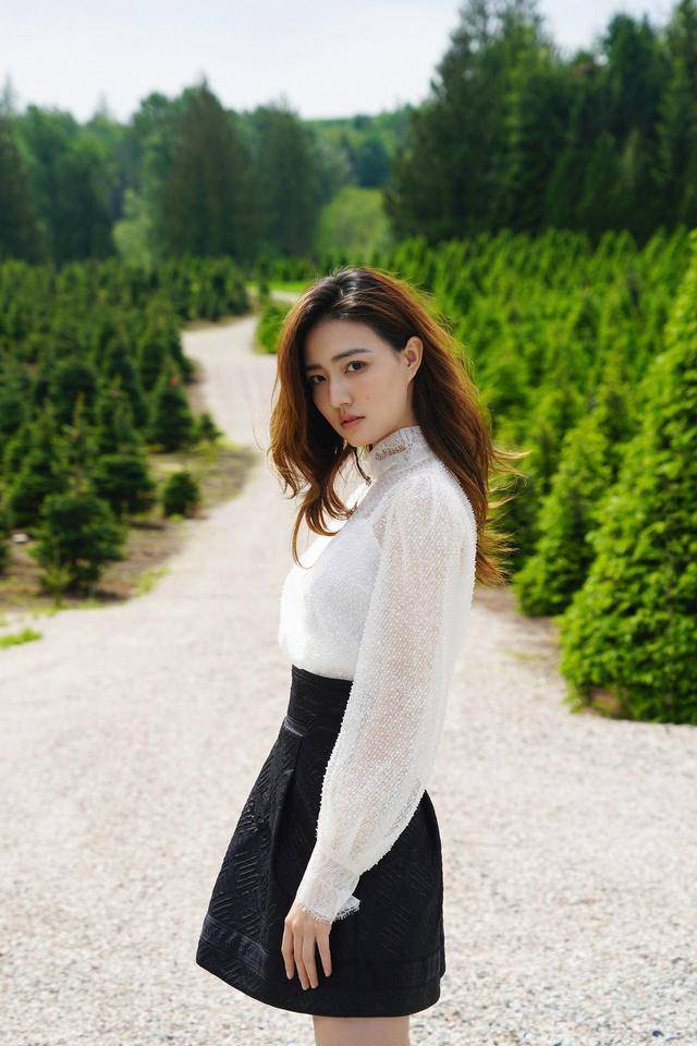 徐璐人长得漂亮穿衣品味在线格子西服外套穿出清新甜美少女风
